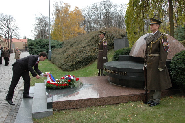 Z pietního aktu na Ministerstvu obrany, kde si zástupci resortu obrany a pozůstalí připomněli památku 102 důstojníků – absolventů Vysoké školy válečné, kteří byli za okupace v letech 1939 až 1945 popraveni nacisty. Věnec k památníku položil ředitel Kabinetu ministra obrany Jan Rouček