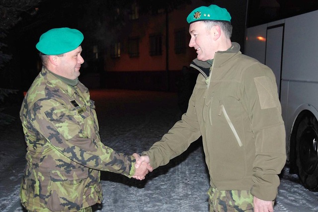 Plukovník Bubeník přeje hodně zdaru podplukovníku Náplavovi