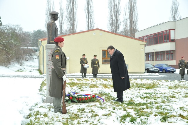 Generál Nekvasil u pomníku generála Sedláčka