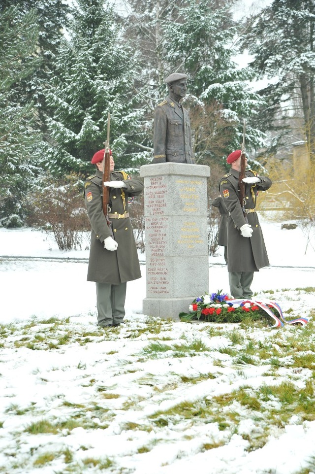 Čestná stráž u pomníku generála Tomáše Sedláčka