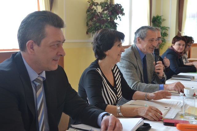 O jednáních mezi vedením Ministerstva obrany ČR a Armády ČR informoval odboráře státní tajemník v MO ČR Petr Vančura (vlevo)