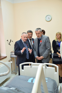 Ředitel ÚVN (vlevo) M. Zavoral a ministr obrany
