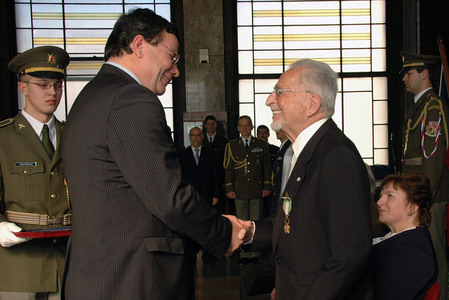 Bedřich Utitz na archivním snímku z 27. října 2010, kdy byl tehdejším ministrem obrany Alexandrem Vondrou oceněn Křížem obrany státu ministra obrany ČR