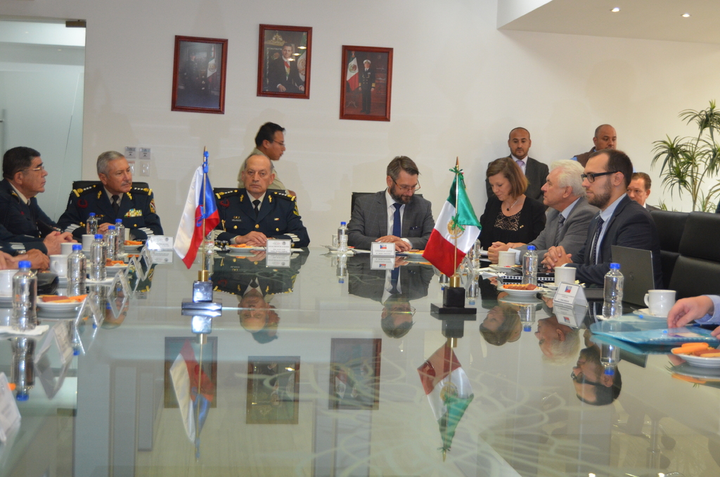 Z jednání náměstka Jakuba Landovského na mexickém ministerstvu obrany. Jednání za mexickou stranu vedl náměstek Daniel Velasco Ramírez. Na fotce druhý zprava sedí i velvyslanec Ľubomír Hladík.