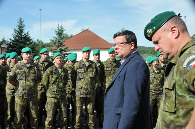 Ministr obrany Vondra, 1. zástupce náčelníka GŠ generál Žižka a vojáci