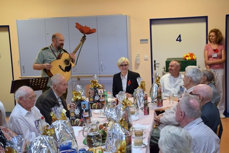 Váleční veterány s dárky a ministryní obrany Karlou Šlechtovou