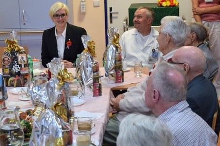 Ministryně obrany Karla Šlechtová navštívila válečné veterány v Domově Vlčí mák 