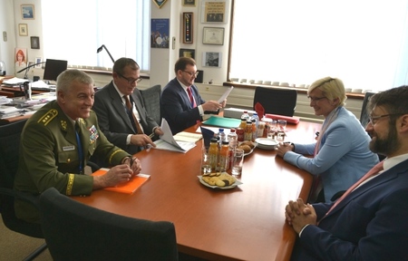 Účastníci jednání s velvyslancem ČR při NATO Jiřím Šedivým: ministryně obrany Karla Šlechtová, náměstek pro řízení sekce obranné politiky a strategie MO Jakub Landovský a generálporučík František Malenínský, který je od  minulého roku vojenským představitelem České republiky při NATO a EU v Bruselu