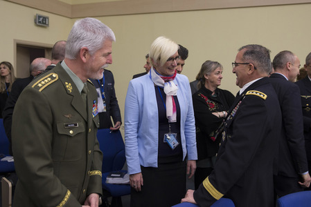Generál Petr Pavel, ministryně obrany Karla Šlechtová a vrchní velitel spojeneckých sil v Evropě generál Curtis Scaparrotti