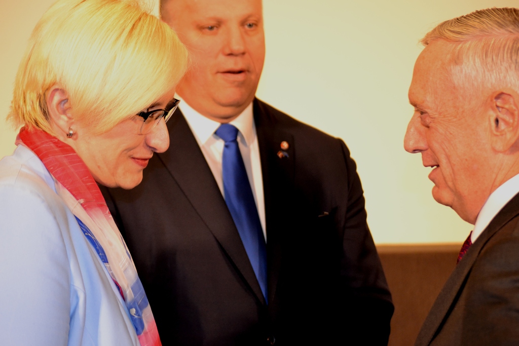 Ministryně obrany Karla Šlechtová v rozhovoru s americkým ministrem obrany Jamesem Mattisem
