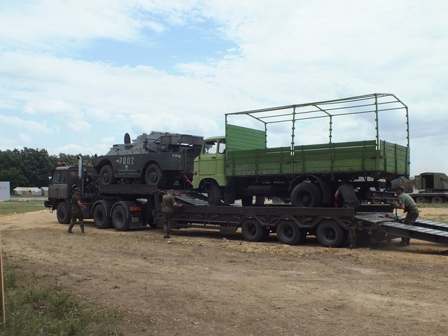 Přeprava speciální verze maďarského bojového vozidla BRT-80 na tahači T-815 TN.