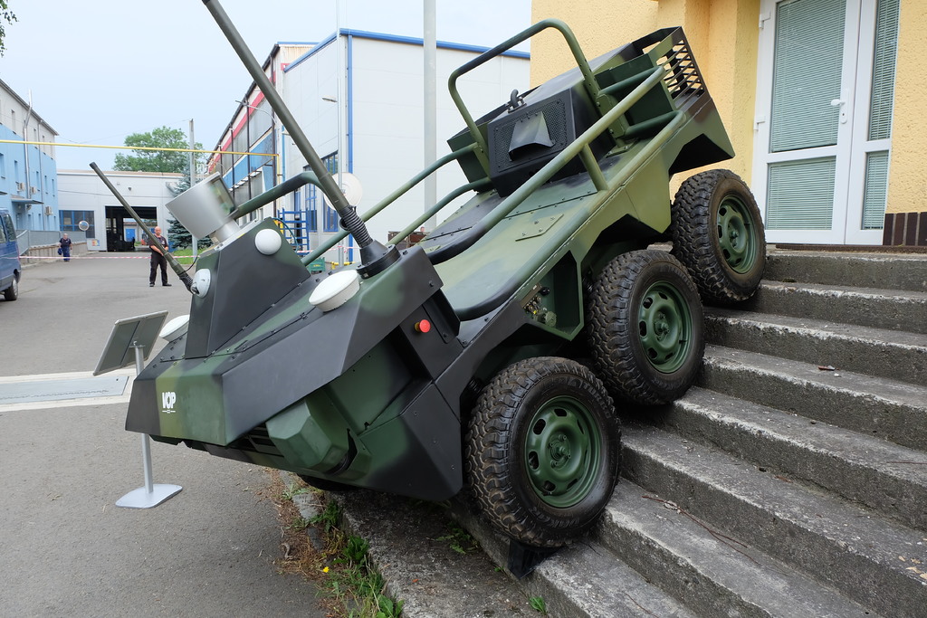 Robotický systém UGV Taros ve spolupráci se svými partnery vyvinul VOP CZ, pozemní dálkově řízený prostředek, možnosti různých nástaveb 