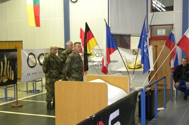 brigádní generál Adam hovoří k účastníkům soutěže