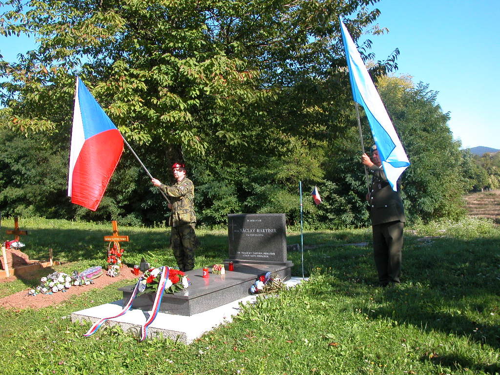 Čestná stráž u hrobu podporučíka in memoriam Václava Martínka v obci Udbina