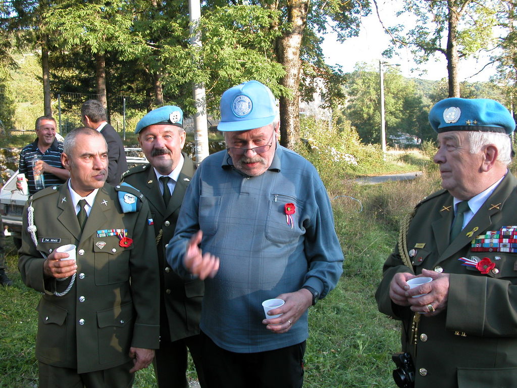 V popředí plukovník Vojtěch Seidl, bývalý velitel 2. praporu v misi UNPROFOR, a jeden z jeho spolupracovníků pplk. Vojtěch Plesník při návštěvě Udbiny