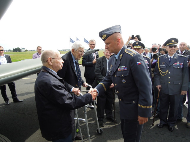 Velitel vzdušných sil generál Štefánik se při příležitosti konference na 24. zdl setkal s českými a britskými piloty RAF z 2. světové války