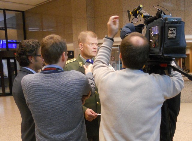 Generálporučík Bečvář odpovídá na dotazy českých novinářů během krátké přestávky mezi jednáními