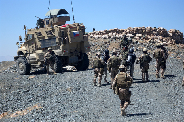 Češi u jednoho z pozorovacích stanovišť  Afghánské národní armády na hřebenu Jerowbay