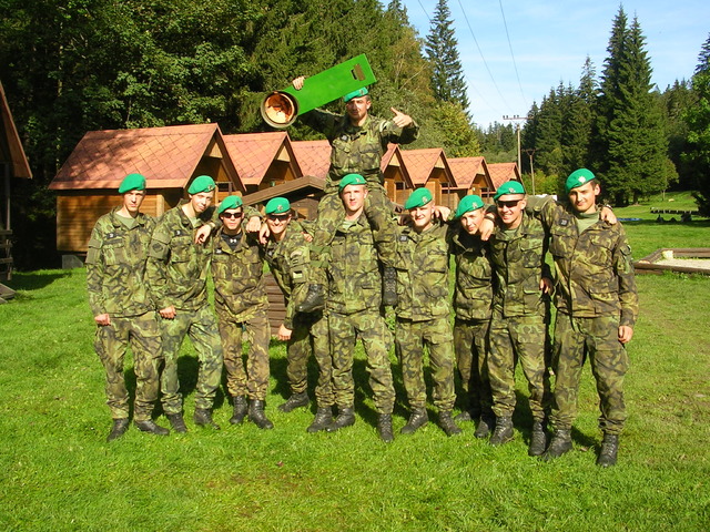 Vítězné družstvo z Vojenské střední školy v Moravské Třebové s putovní cenou 