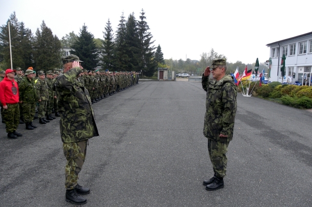 brigádní generál Adam přebírá hlášení na úvodním nástupu účastníků