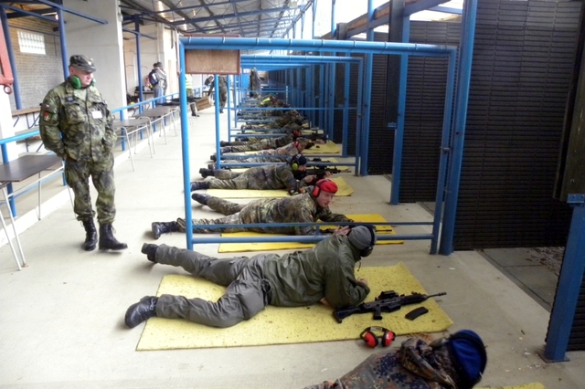 pohled na střeliště při střelbě z útočné pušky