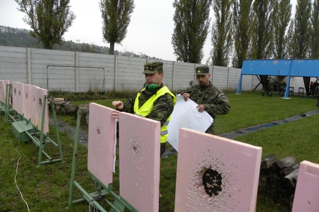 ve středové části podkladu terčů mnoho nezůstalo