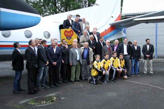 Skupinové foto před An-24