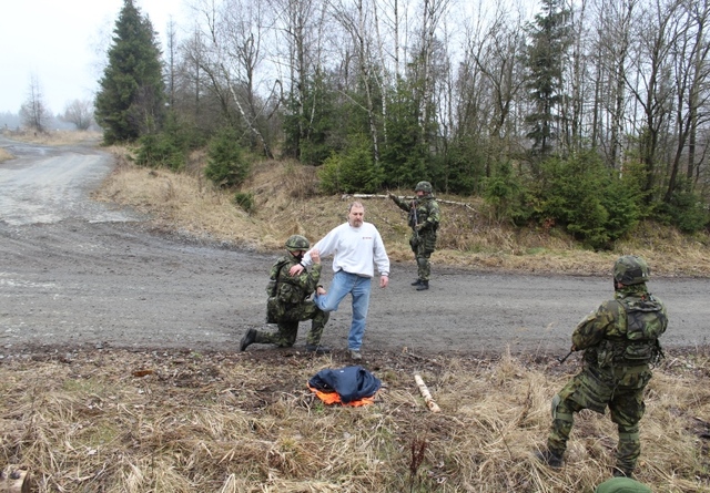 Důkladná osobní prohlídka řidiče projíždějícího přes hranice