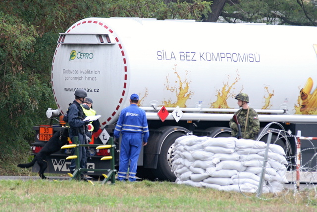 Důsledná kontrola kamionu před vjezdem do areálu