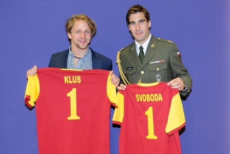 Dva kamarádi z pětiboje si vyměnili dresy Dukly - Tomáš Klus a  David Svoboda