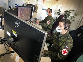 Dva rotmistři Vrána a Tureček právě pomáhají na dispečinku linky 155