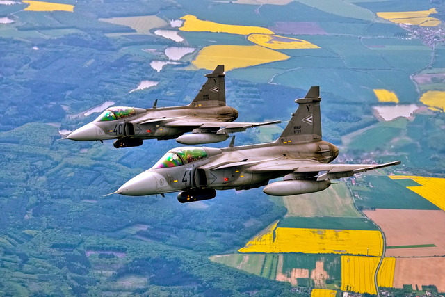 Dvojice švédských Gripenů