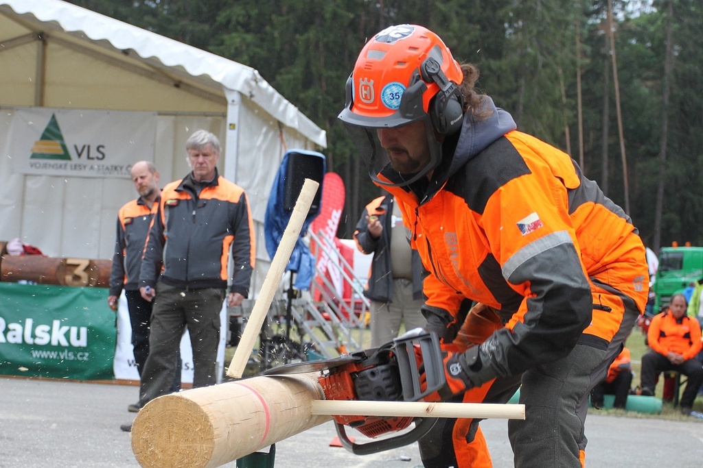 Dvojnásobný mistr repuibliky, dřevorubec z Ralska Jindřich Fazekaš