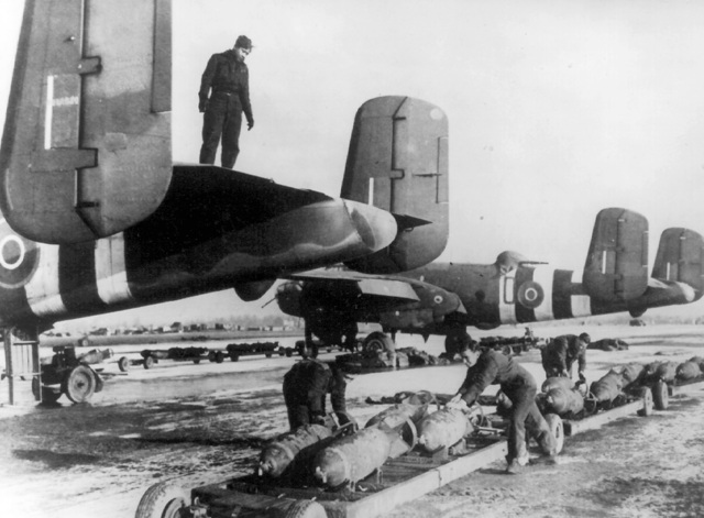 Dvoumotorové střední bombardovací letouny Mitchell od 2. taktické letecké armády RAF. 