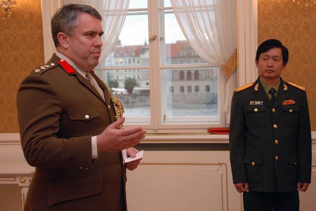 plukovník Andrew John Shepherd, přidělenec Velké Británie a Sev. Irska během proslovu