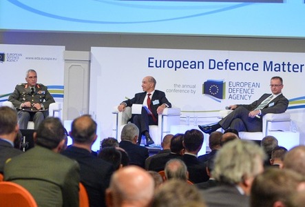 Potřebujeme větší a lépe vyzbrojené armády, řekl náměstek Koštoval na výroční konferenci EDA