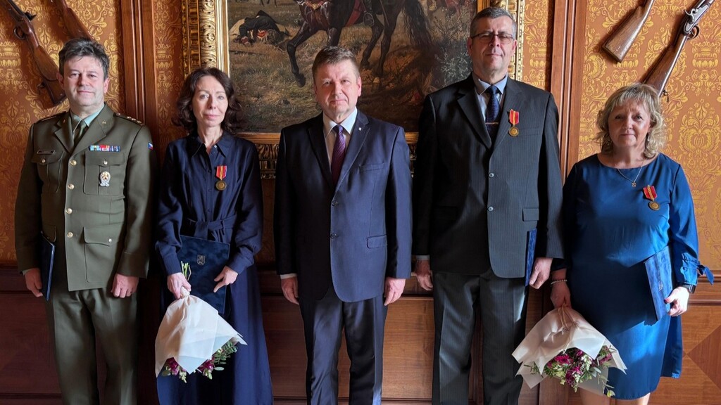 Osobnosti a instituce, které pečují o válečné veterány, převzaly ocenění