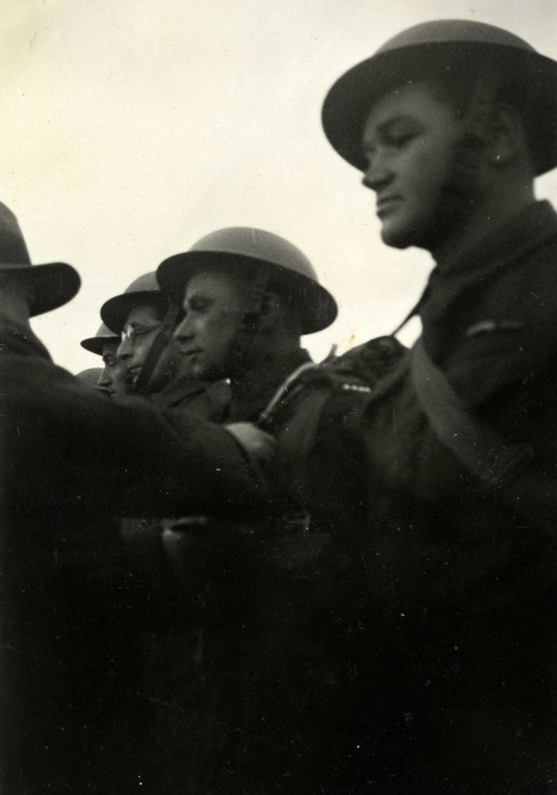Edvard Beneš dekoruje J. Gabčíka a J. Kubiše Čs. válečným křížem 1939