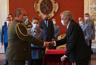 Ilustrační obrázek ke článkuPrezident Zeman propůjčil generálskou hodnost plukovníku Lipkovi, novou rektorkou Univerzity obrany jmenoval plukovnici Kročovou