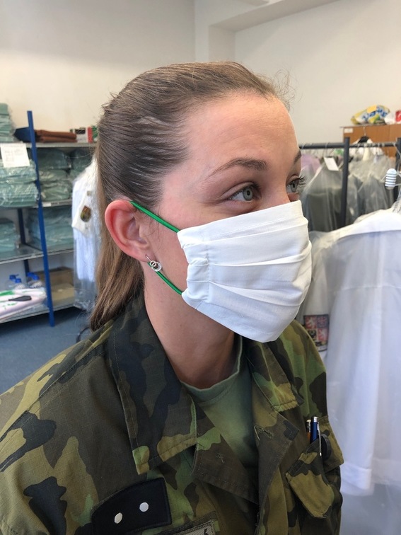 Efektivní a pevná, taková je rouška z dílny krejčové Posádkového velitelství Praha.