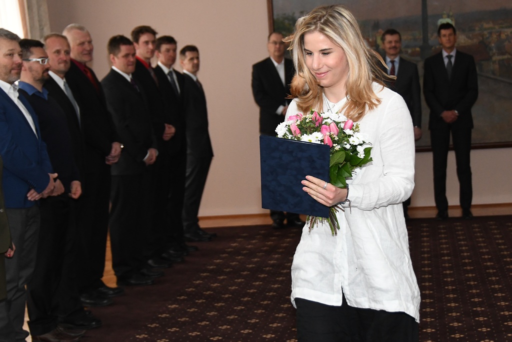 Ester  Ledecká jako dvojnásobná olympijská medailistka za všechny oceněné dukláky poděkovala za podporu z MO.