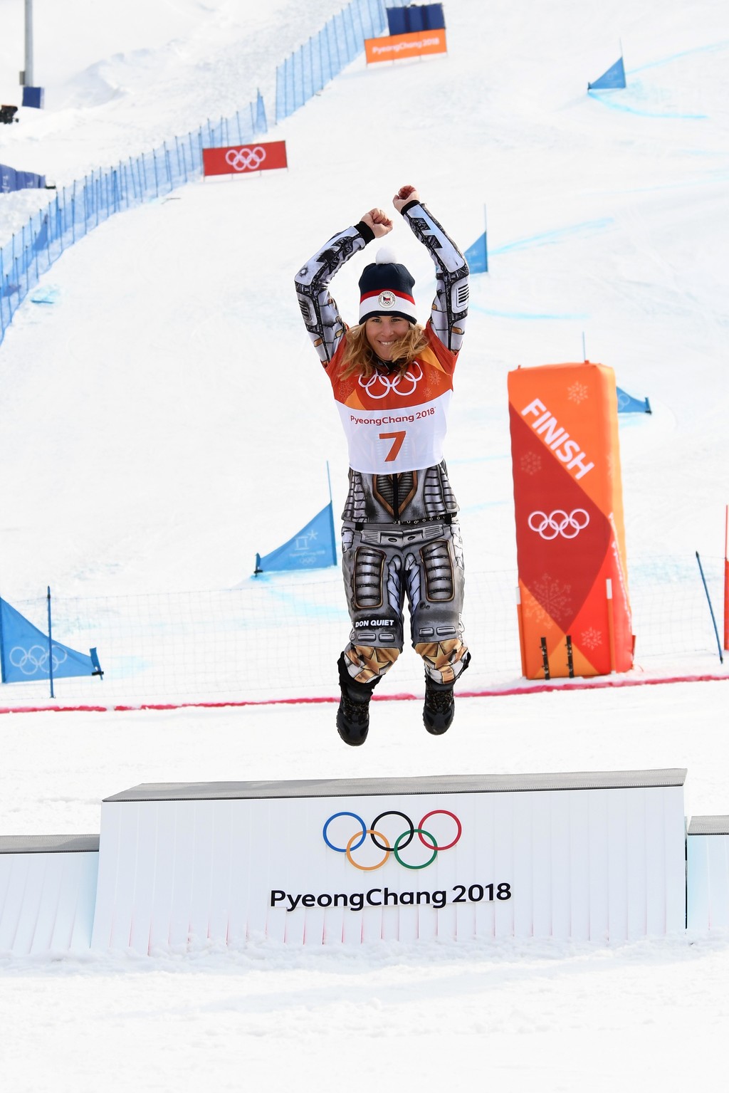 Ester Ledecká a její vítězný skok na stupně vítězů při plyšovém ceremoniálu