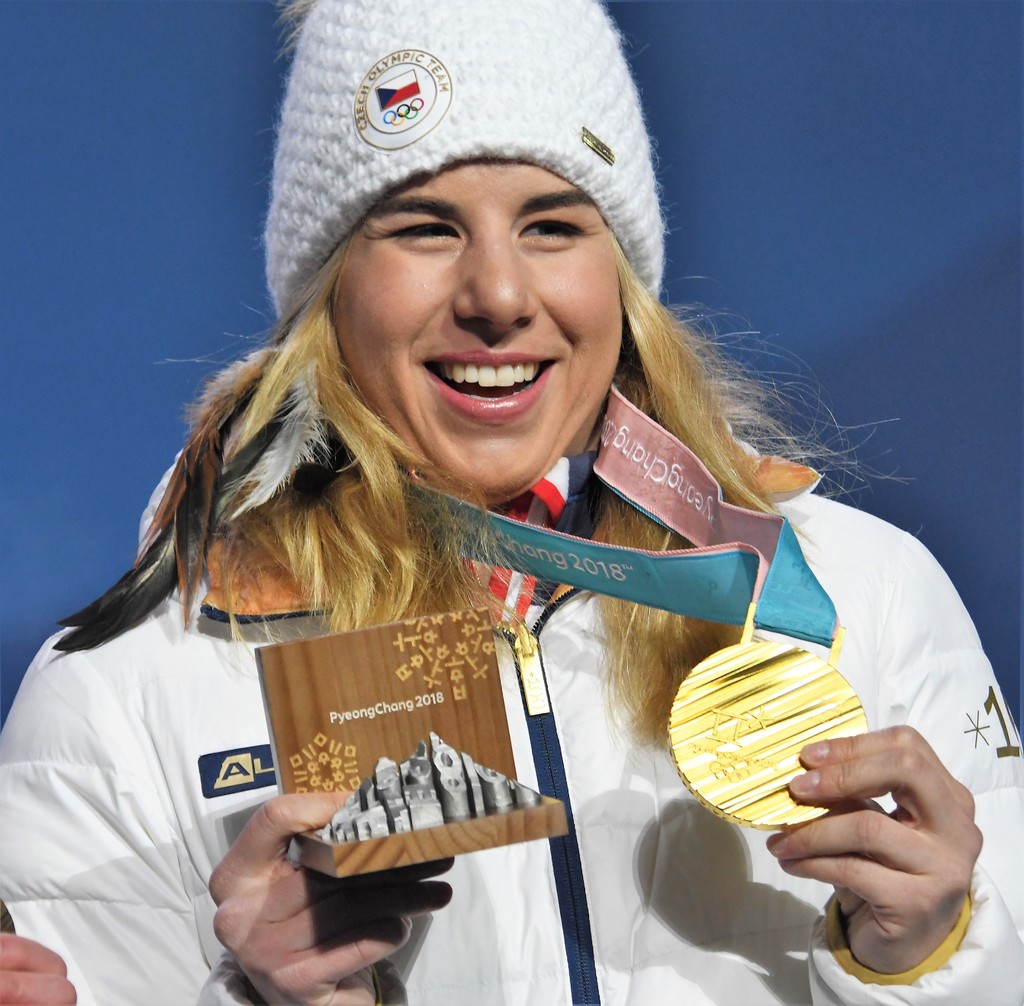 Ester Ledecká se svojí druhou zlatou medailí