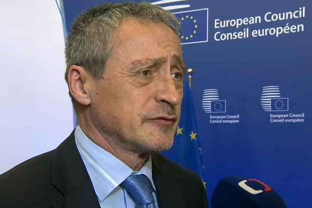 Ministr obrany Martin Stropnický odpovídá na otázky médií