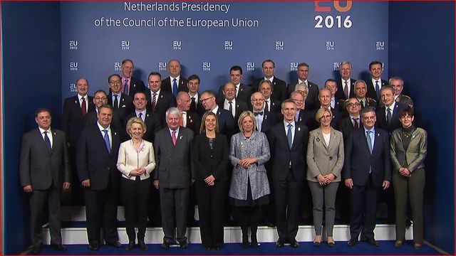 Family foto před zahájením neformálního zasedání ministrů obrany členských států EU v Amsterdamu