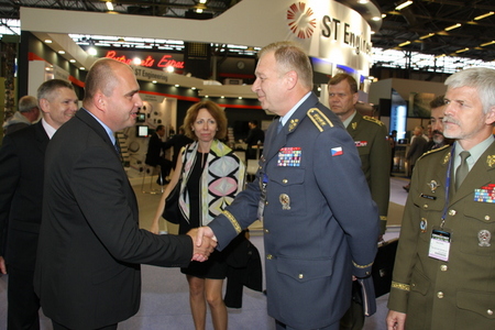 Čeští zbrojaři se představili na veletrhu Eurosatory 1