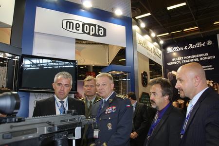 Čeští zbrojaři se představili na veletrhu Eurosatory 2