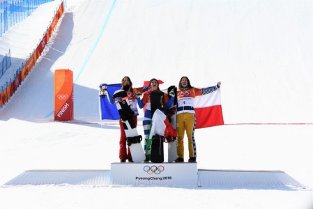 Eva Samková na stupních vítězů při  plyšovém ceremoniálu