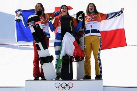 Snowboardcrosařka Eva Samková získala na ZOH 2018 olympijský bronz s cenou zlata