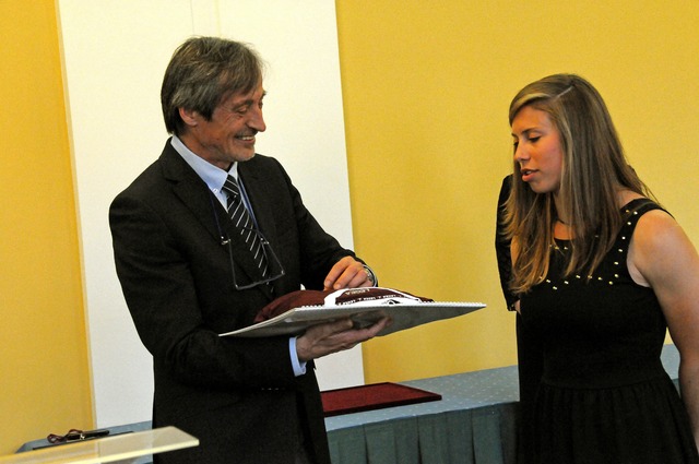 Eva Samková poděkovala za podmínky a předala ministrovi dres a kalendář